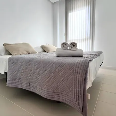Lägenhet New Flat With Terrace & Pool Close To Beaches *