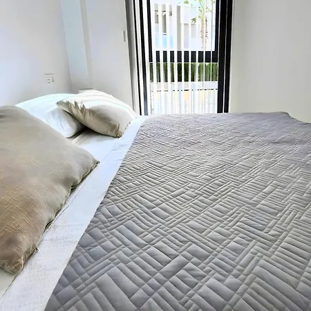 Nuevo Con Terraza Y Piscina Próximo A Playas