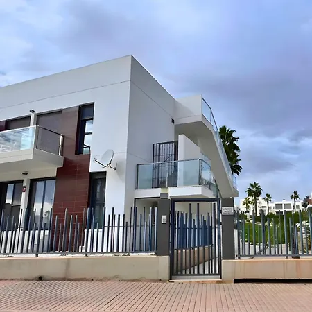 Nuevo Con Terraza Y Piscina Próximo A Playas